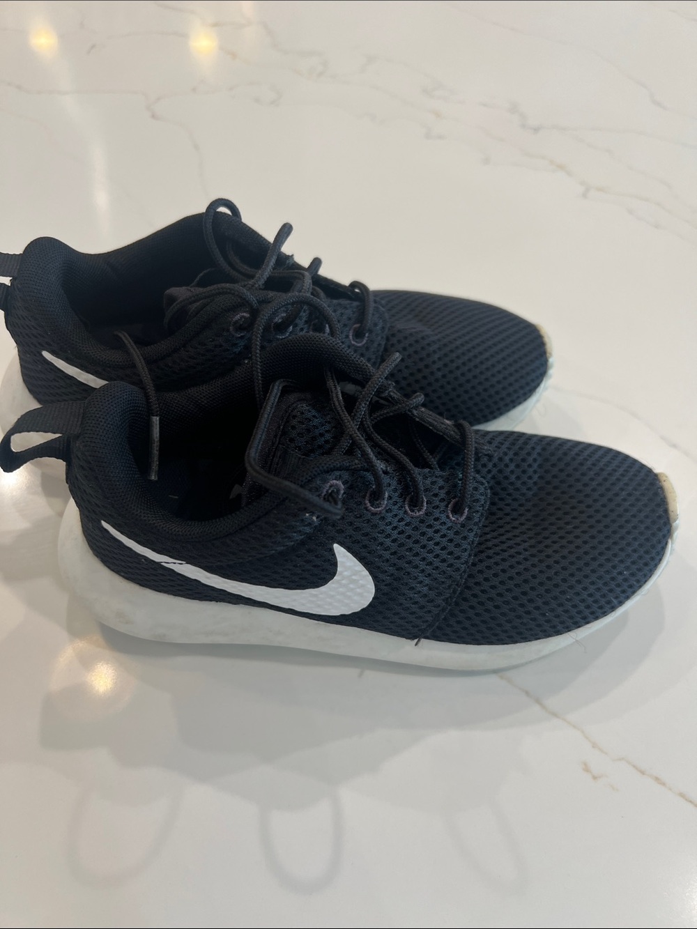 Nike Kids Roshe 2 G GOLF shoes with White Swoosh and White-spikeless . Sz1Y
